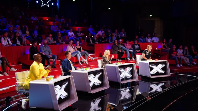 Start der Aufzeichnungen in Bremen unter strengen Corona-Bedingungen V.l.: Bruce Darnell, Chris Tall, Evelyn Burdecki und Dieter Bohlen (Foto: TVNOW / Stefan Gregorowius) Start der Aufzeichnungen in Bremen unter strengen Corona-Bedingungen V.l.: Bruce Darnell, Chris Tall, Evelyn Burdecki und Dieter Bohlen (Foto: TVNOW / Stefan Gregorowius)