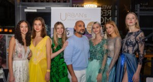 Foto: Urbans Chef Mag. Amer Alkhatib mit den Model-Schönheiten von 1st Place Models, eingekleidet von Julia-Lara König. (c) Albert Stern